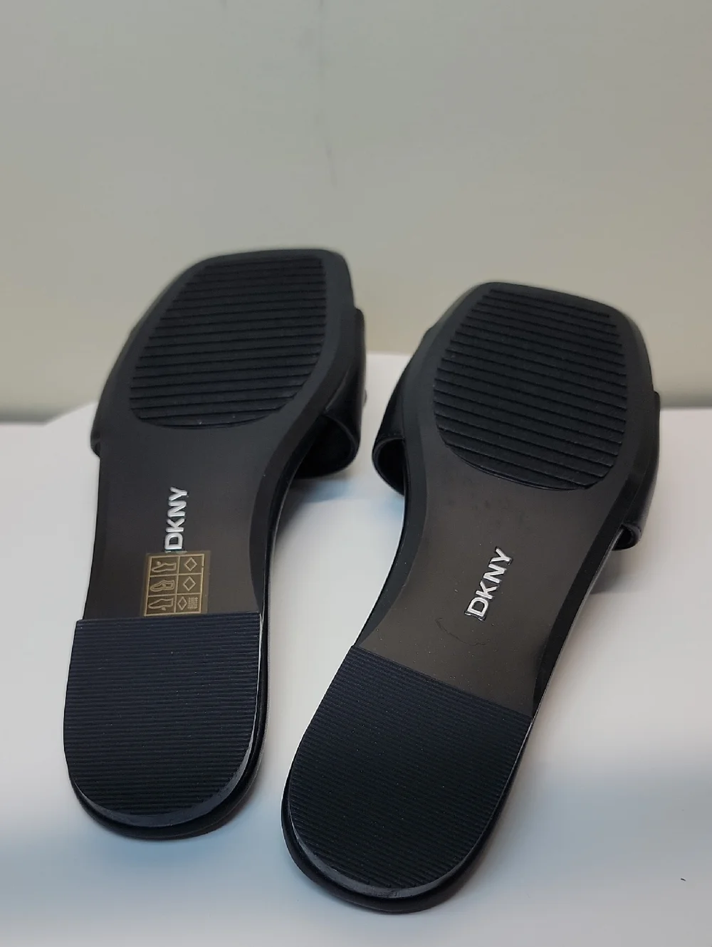 DKNY NEW IN BOX BLACK FLAT SLIDE SANDALS W/SILVER CHAIN - Picture 10 of 10